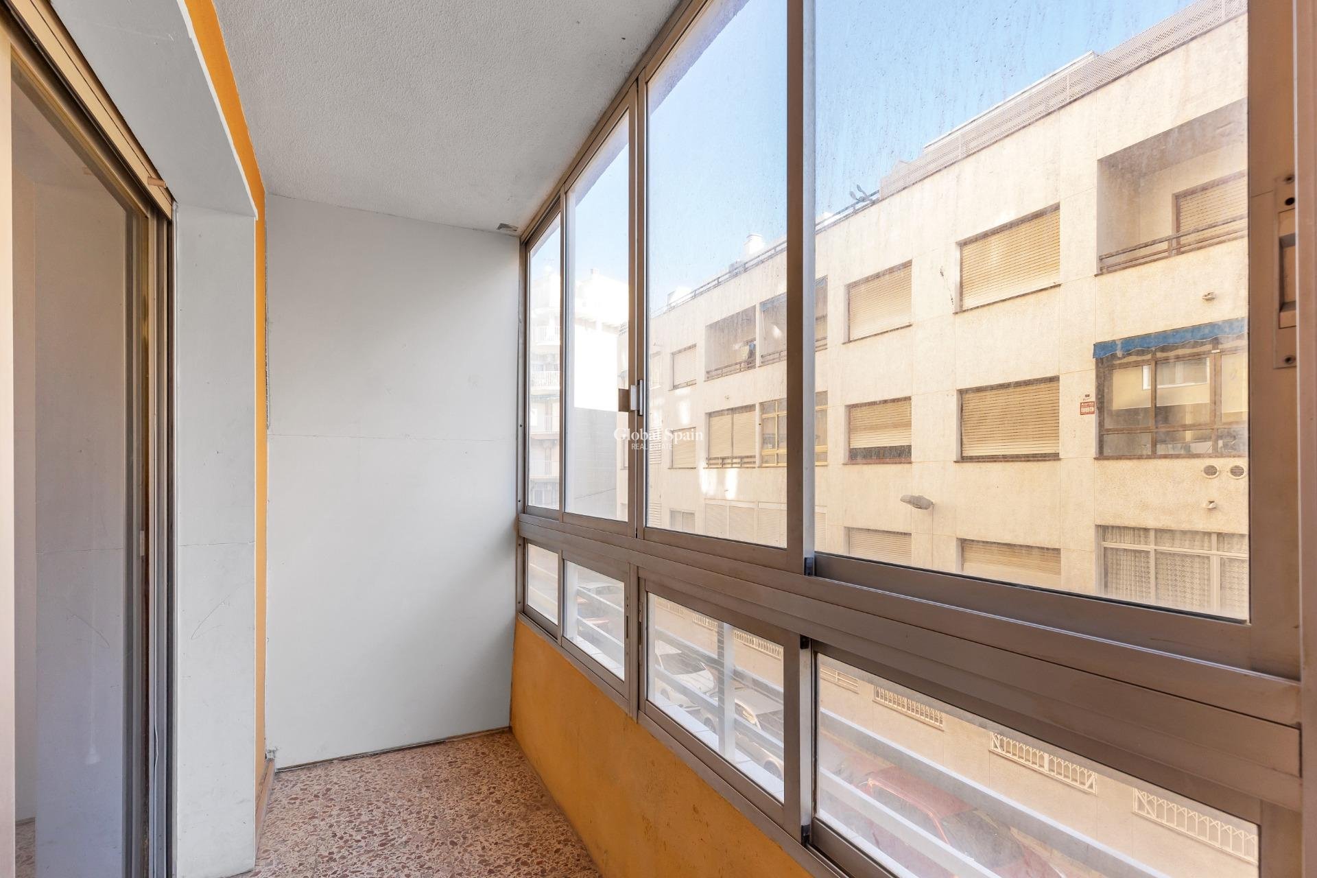 Revente - APPARTEMENT -
TORREVIEJA - Habaneras