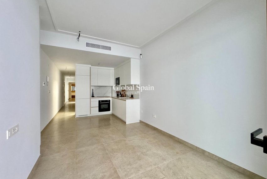 Revente - APPARTEMENT -
TORREVIEJA - Habaneras