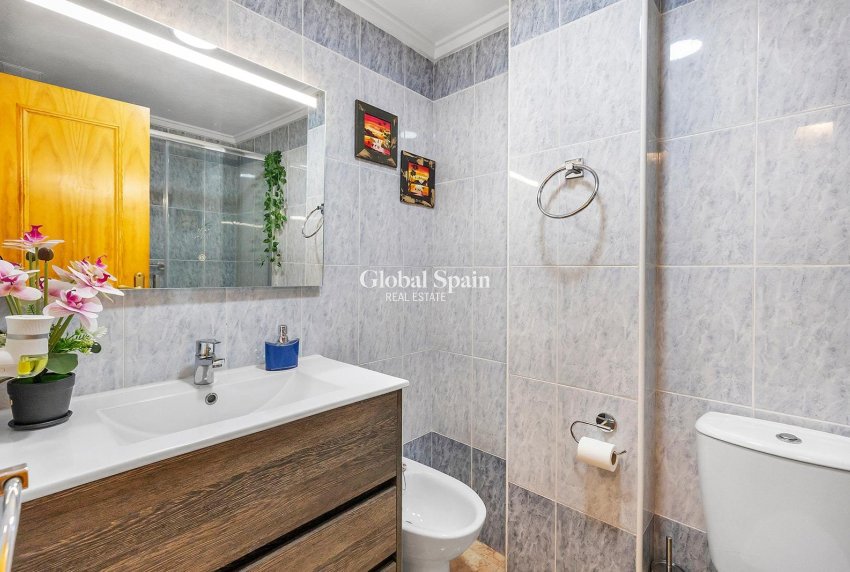 Revente - APPARTEMENT -
TORREVIEJA - Habaneras