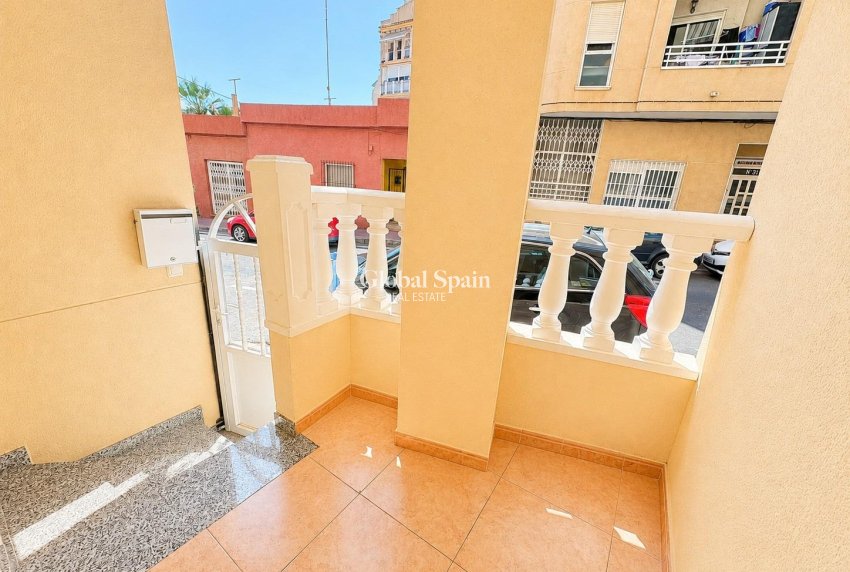 Revente - APPARTEMENT -
TORREVIEJA - Habaneras