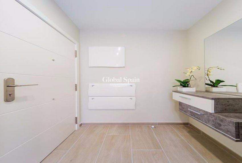 Revente - APPARTEMENT -
TORREVIEJA - La Mata