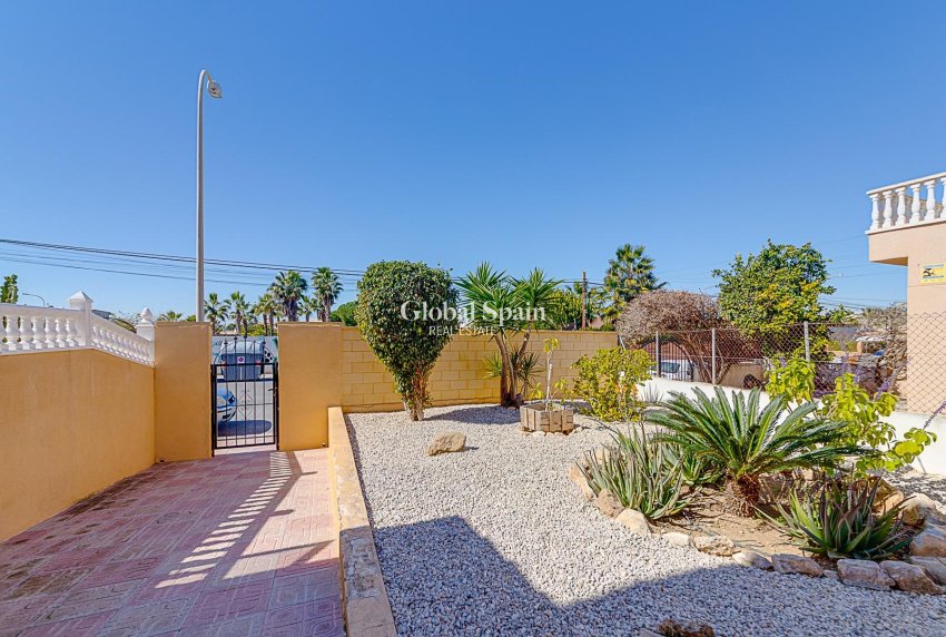 Revente - APPARTEMENT -
TORREVIEJA - La Siesta - El Salado - Torreta