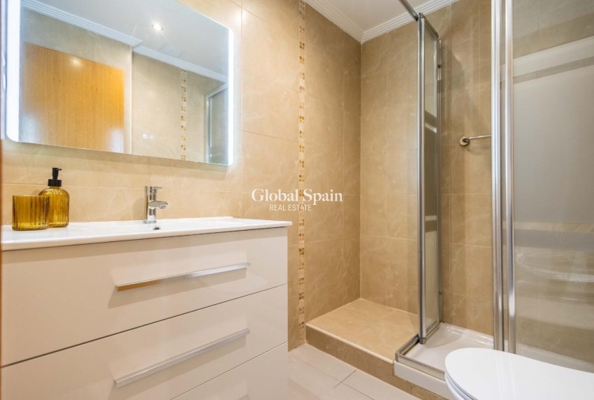 Revente - APPARTEMENT -
TORREVIEJA - Las calas