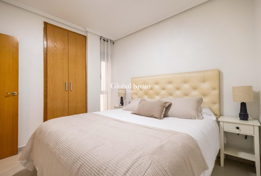 Revente - APPARTEMENT -
TORREVIEJA - Las calas