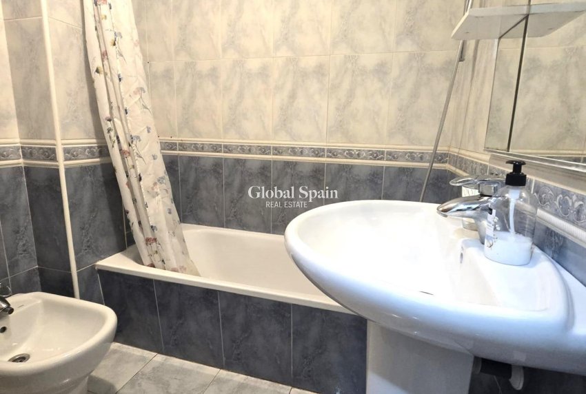 Revente - APPARTEMENT -
TORREVIEJA - Las Piscinas Naturales