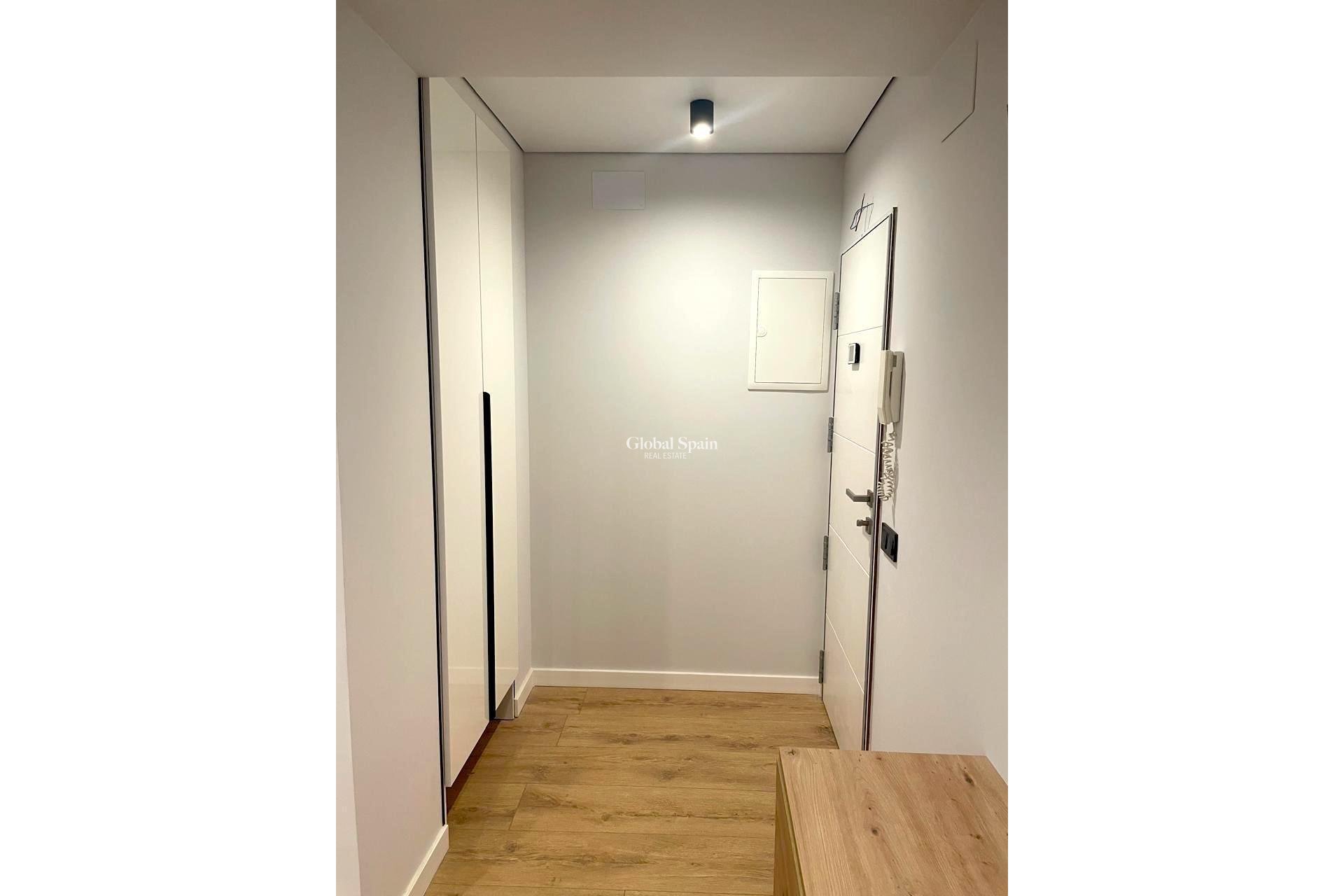 Revente - APPARTEMENT -
TORREVIEJA - Paseo maritimo