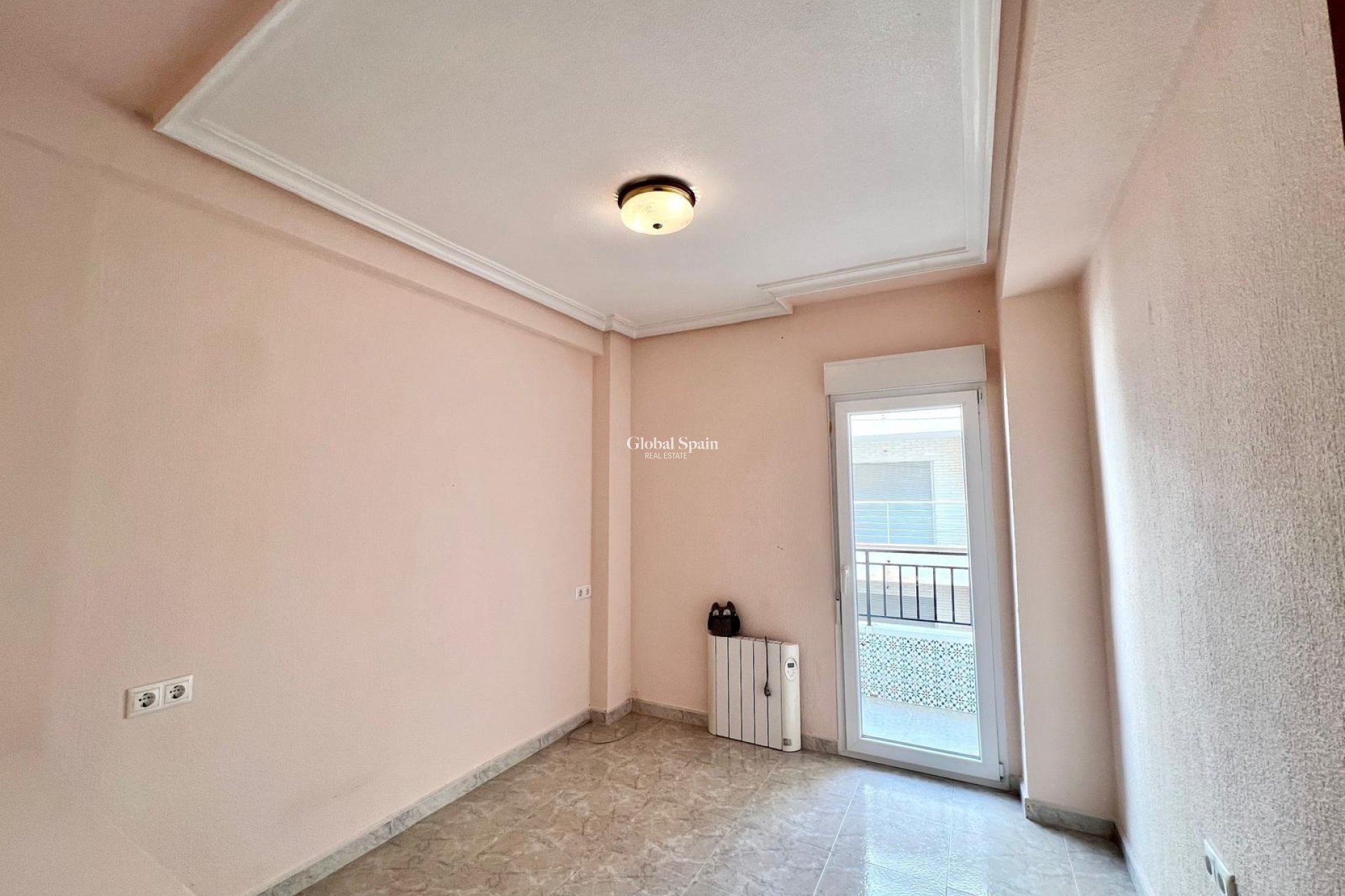 Revente - APPARTEMENT -
TORREVIEJA - Paseo maritimo