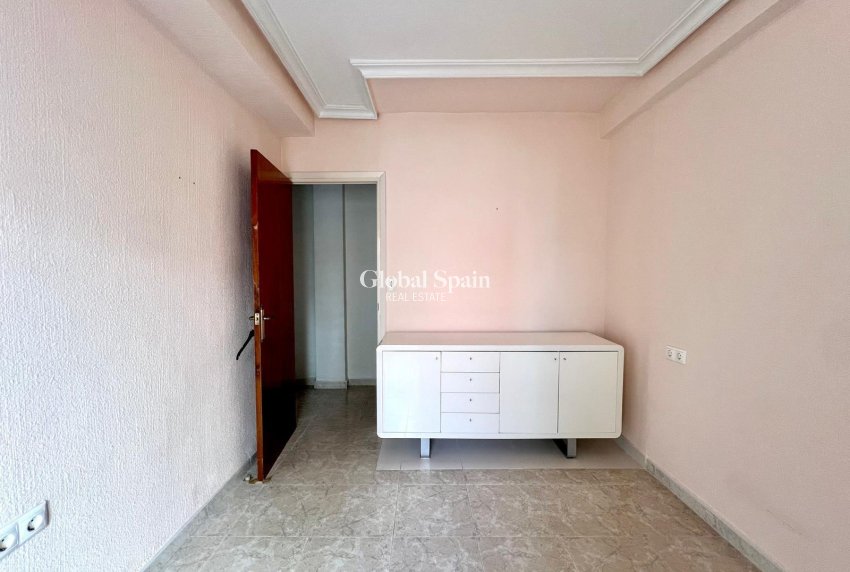 Revente - APPARTEMENT -
TORREVIEJA - Paseo maritimo