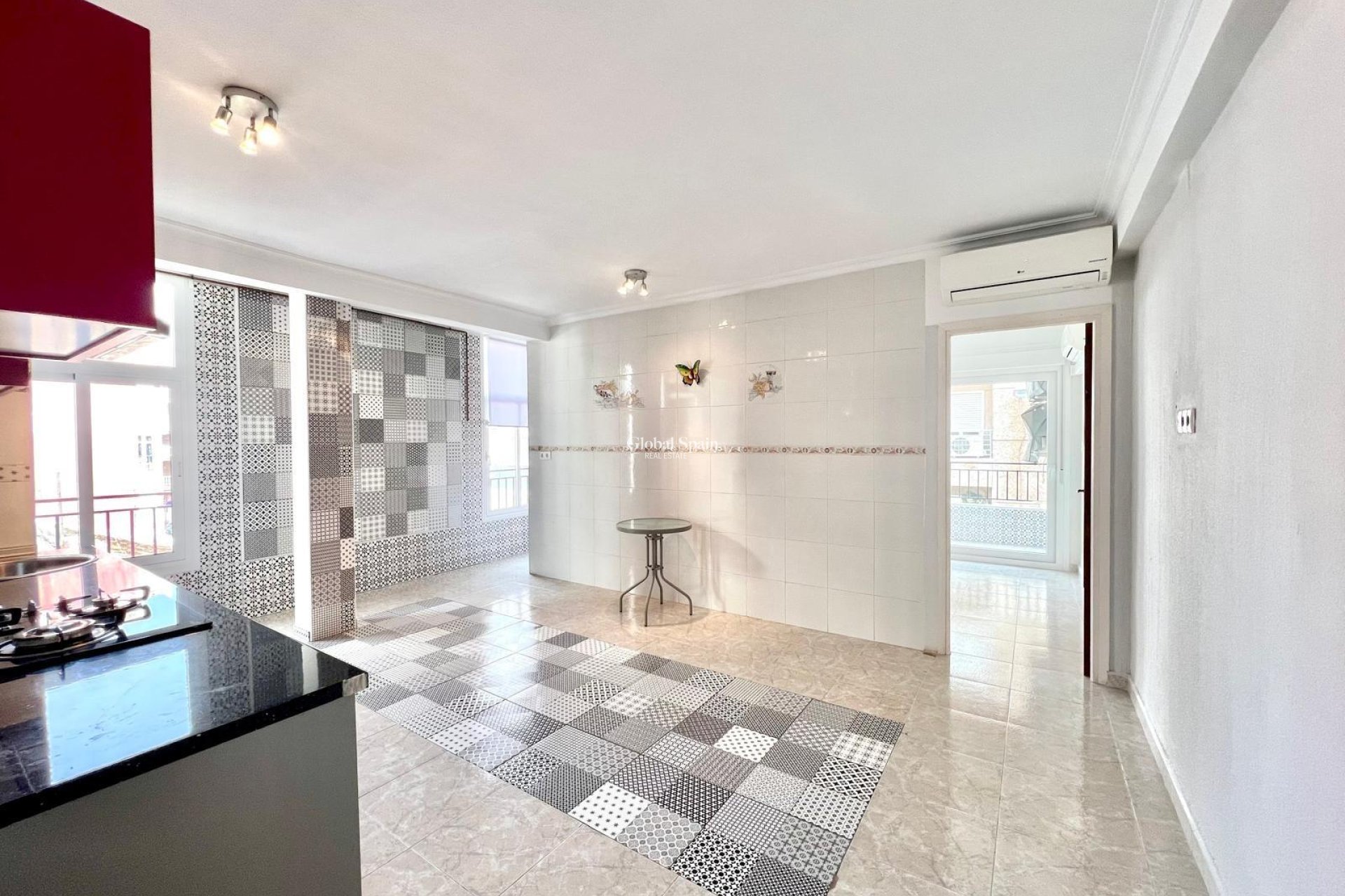 Revente - APPARTEMENT -
TORREVIEJA - Paseo maritimo