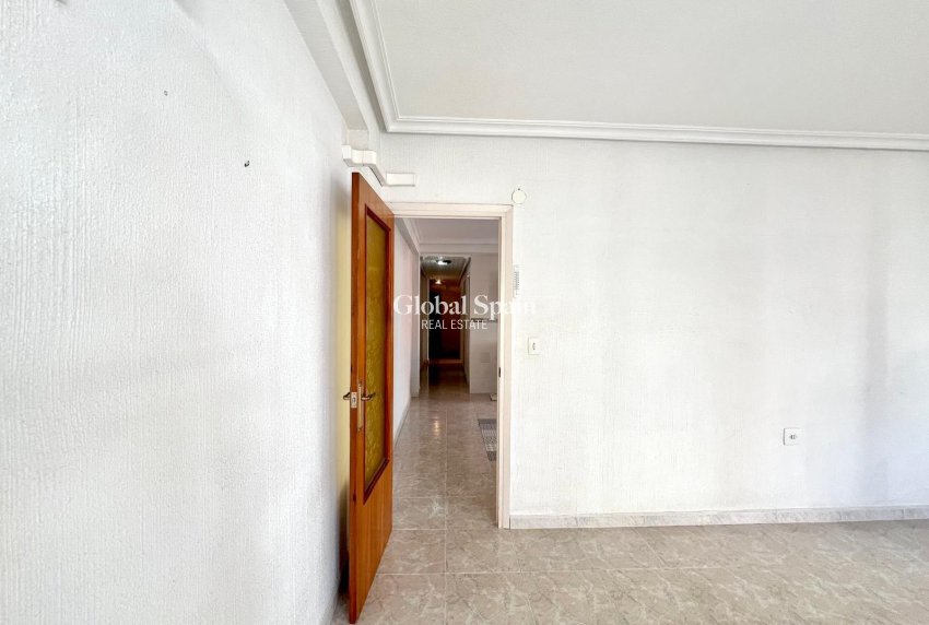 Revente - APPARTEMENT -
TORREVIEJA - Paseo maritimo