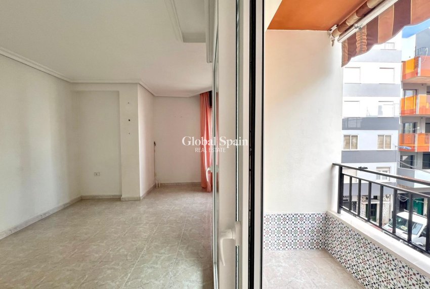 Revente - APPARTEMENT -
TORREVIEJA - Paseo maritimo