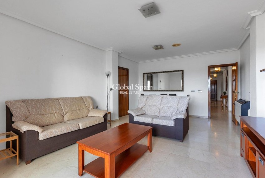 Revente - APPARTEMENT -
TORREVIEJA - Paseo maritimo