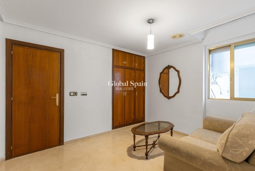 Revente - APPARTEMENT -
TORREVIEJA - Paseo maritimo