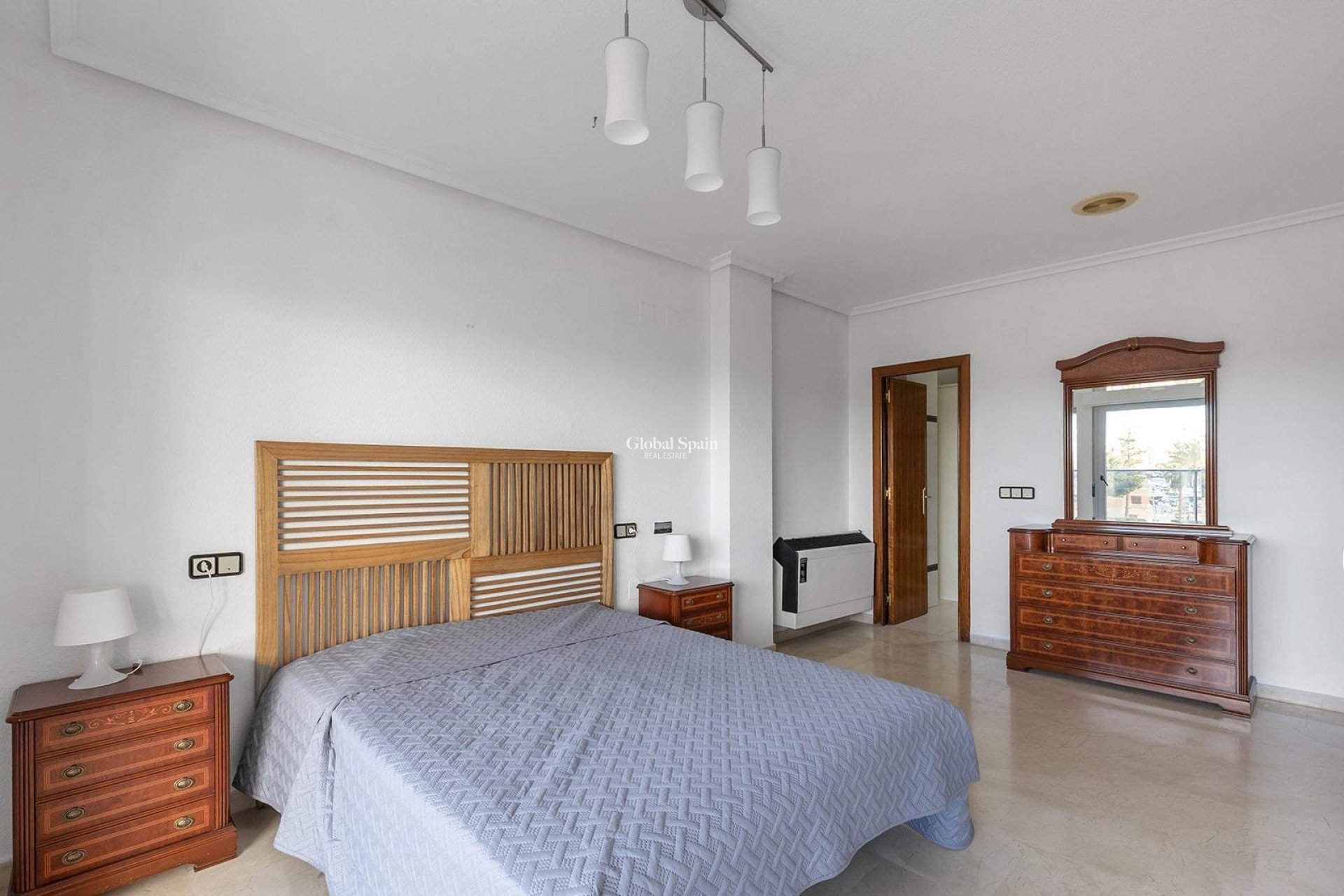 Revente - APPARTEMENT -
TORREVIEJA - Paseo maritimo