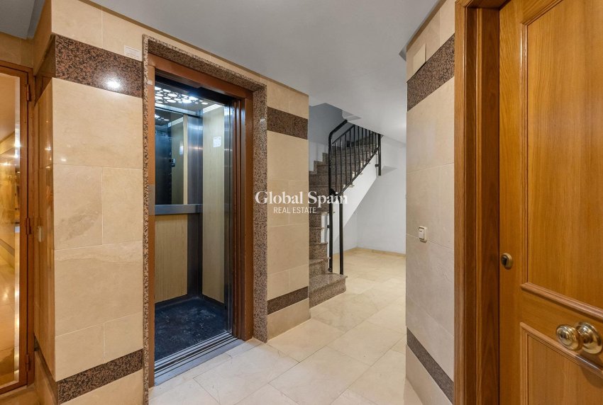 Revente - APPARTEMENT -
TORREVIEJA - Paseo maritimo