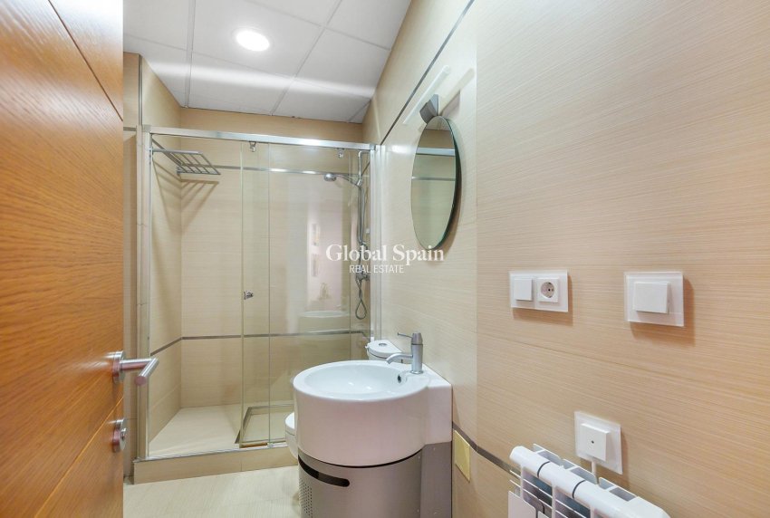 Revente - APPARTEMENT -
TORREVIEJA - Paseo maritimo