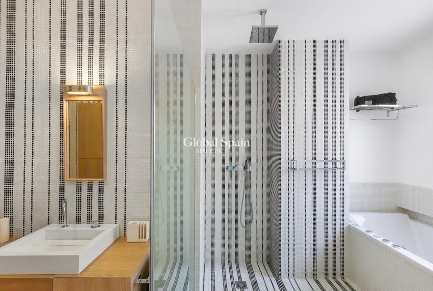 Revente - APPARTEMENT -
TORREVIEJA - Paseo maritimo