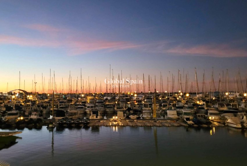 Revente - APPARTEMENT -
TORREVIEJA - Paseo maritimo