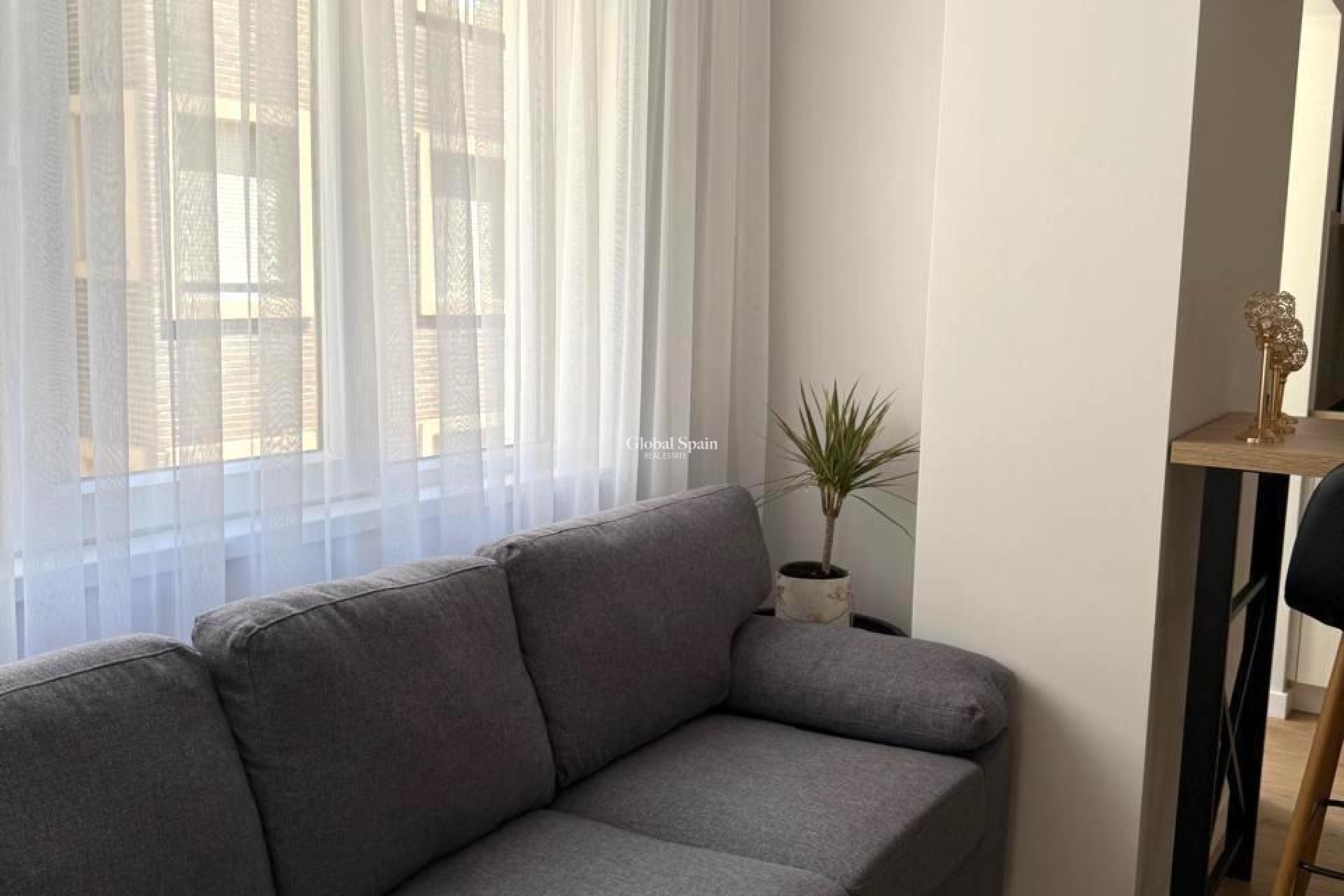 Revente - APPARTEMENT -
TORREVIEJA - Paseo maritimo