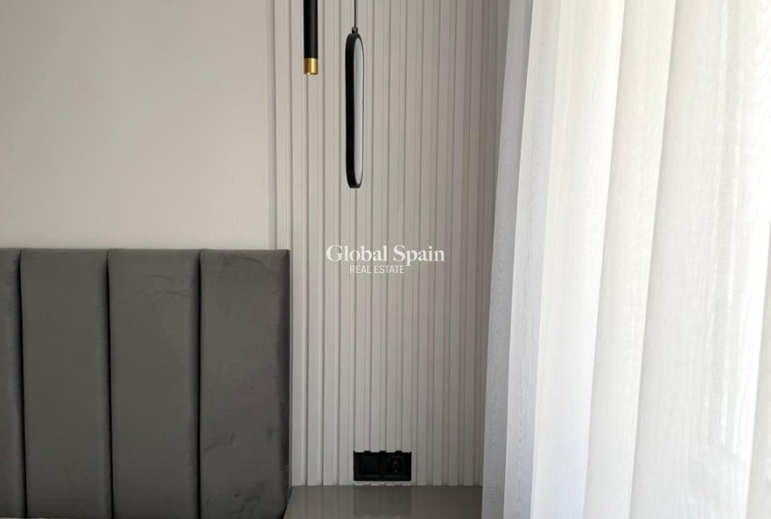 Revente - APPARTEMENT -
TORREVIEJA - Paseo maritimo