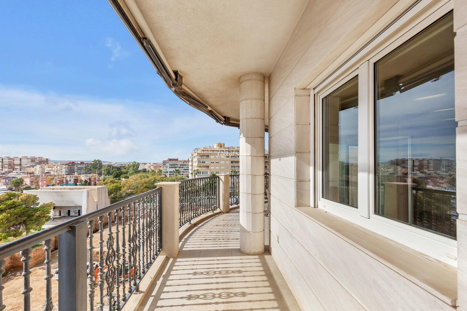 Revente - APPARTEMENT -
TORREVIEJA - Paseo maritimo