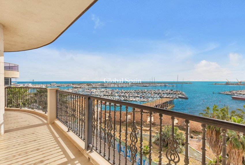 Revente - APPARTEMENT -
TORREVIEJA - Paseo maritimo