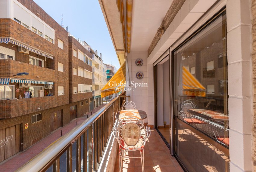 Revente - APPARTEMENT -
TORREVIEJA - Paseo maritimo
