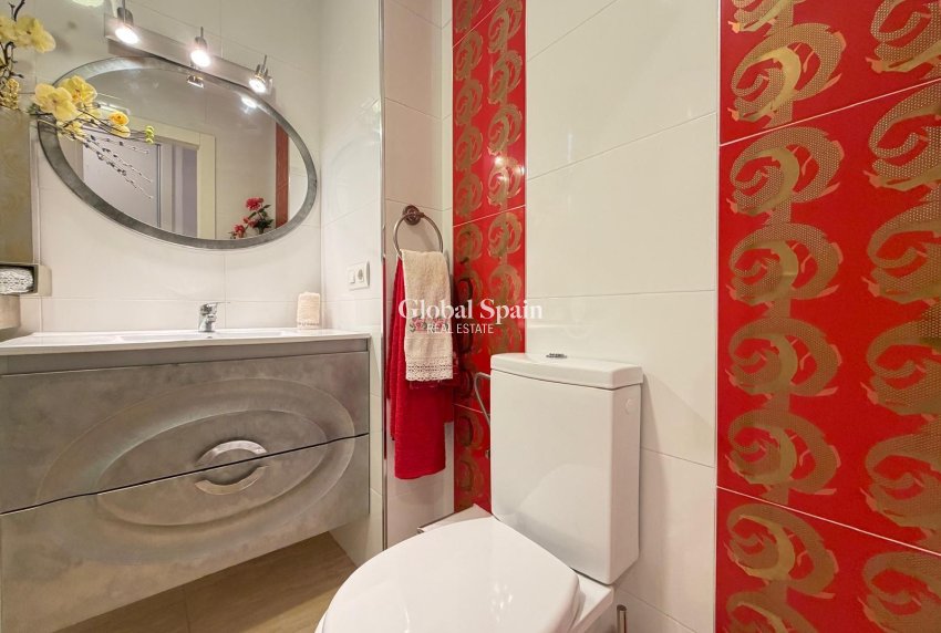Revente - APPARTEMENT -
TORREVIEJA - Paseo maritimo