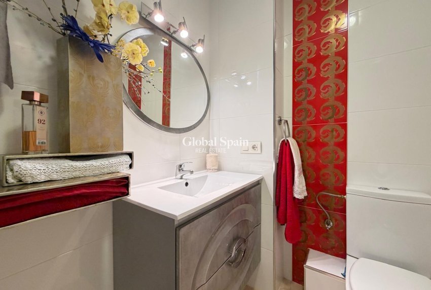 Revente - APPARTEMENT -
TORREVIEJA - Paseo maritimo