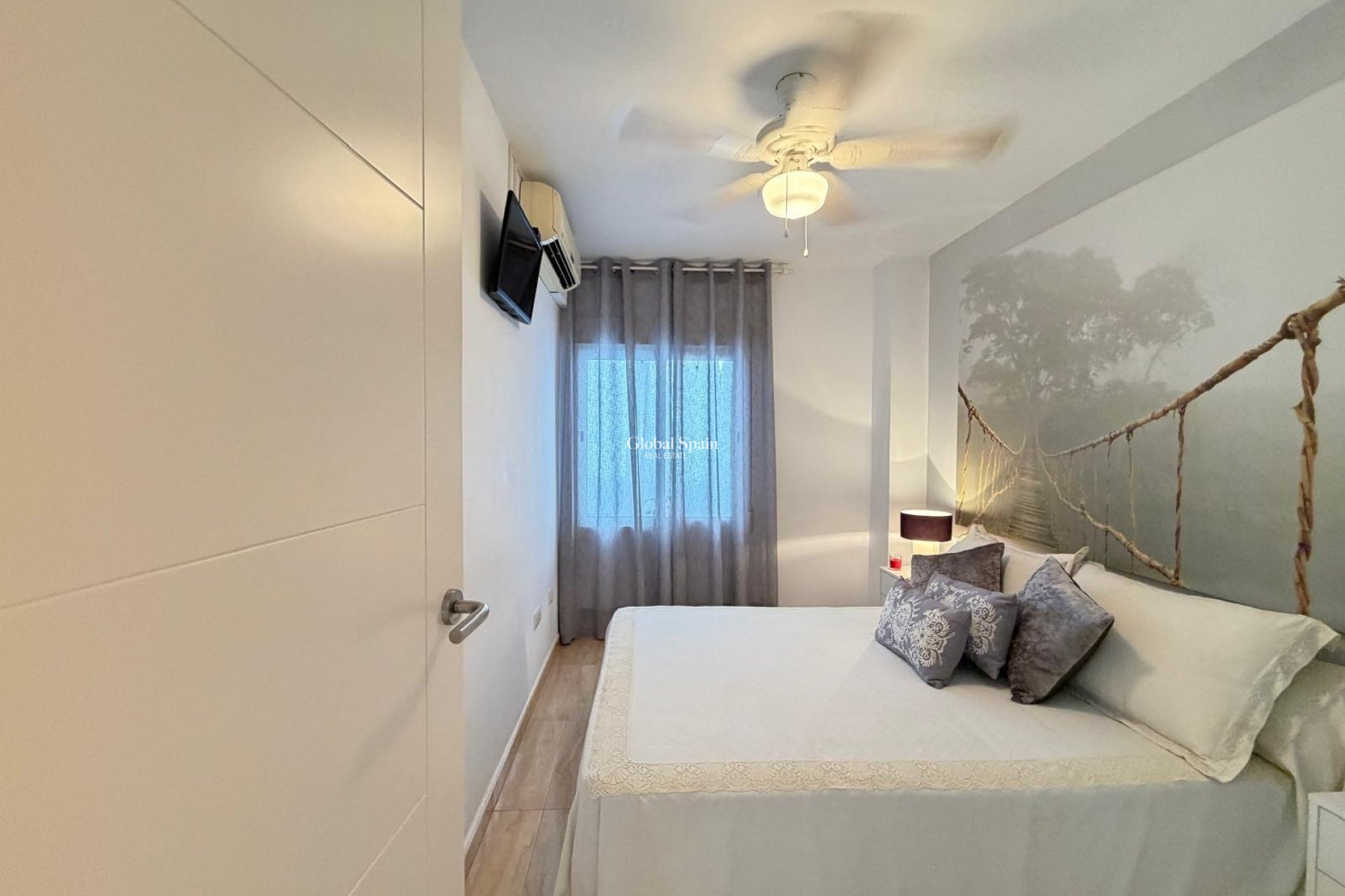 Revente - APPARTEMENT -
TORREVIEJA - Paseo maritimo