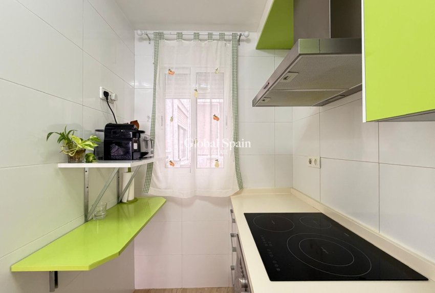 Revente - APPARTEMENT -
TORREVIEJA - Paseo maritimo
