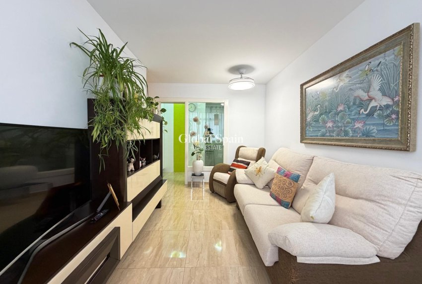 Revente - APPARTEMENT -
TORREVIEJA - Paseo maritimo