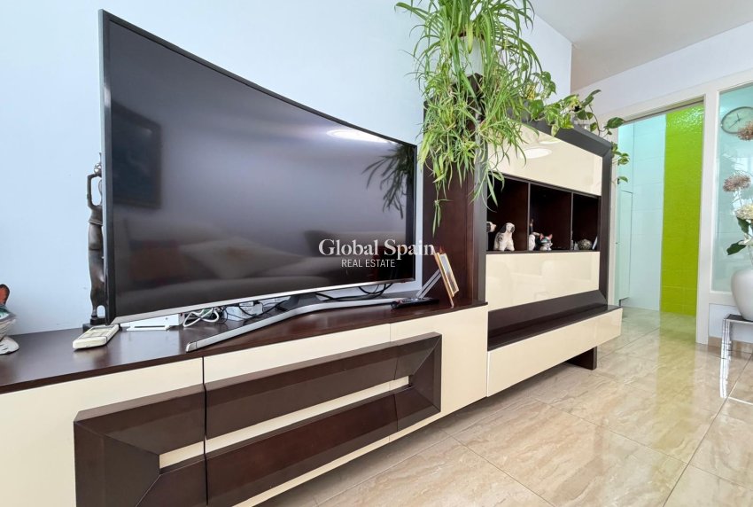 Revente - APPARTEMENT -
TORREVIEJA - Paseo maritimo