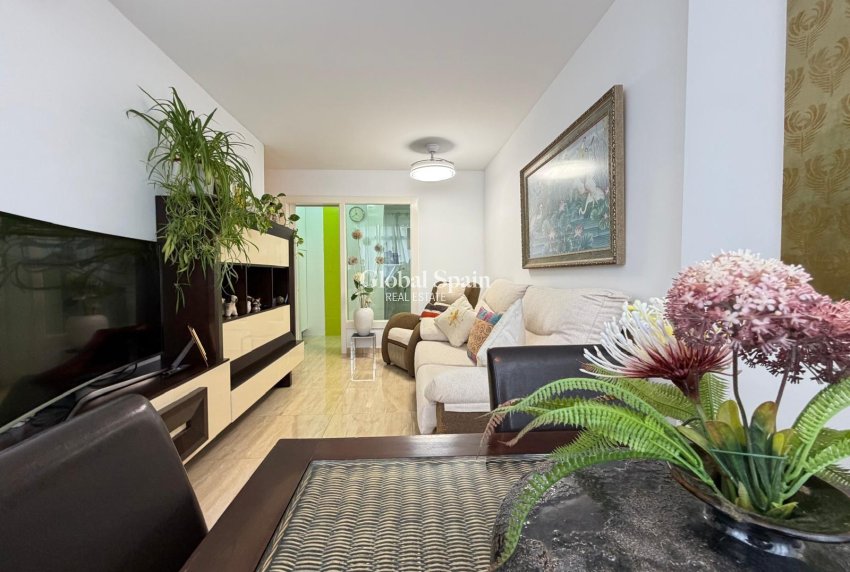 Revente - APPARTEMENT -
TORREVIEJA - Paseo maritimo