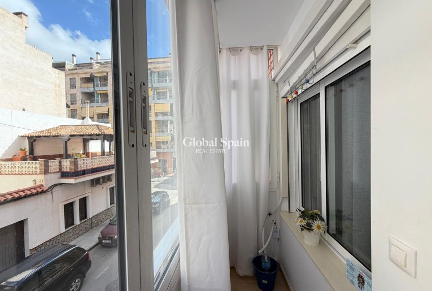 Revente - APPARTEMENT -
TORREVIEJA - Paseo maritimo