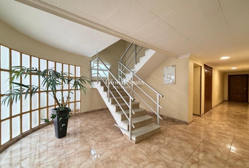 Revente - APPARTEMENT -
TORREVIEJA - Paseo maritimo