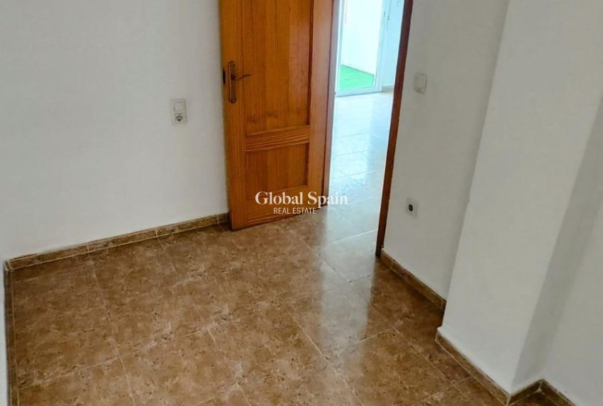 Revente - APPARTEMENT -
TORREVIEJA - Playa de los Locos