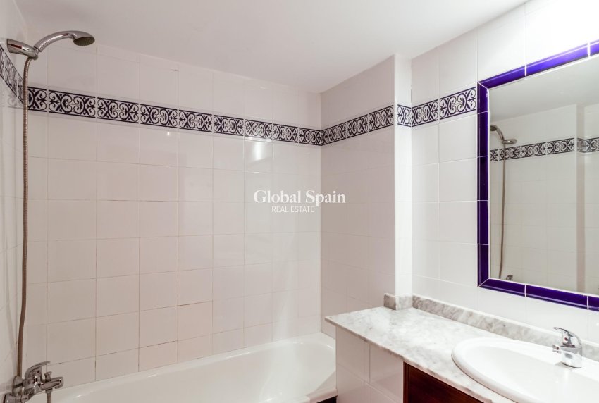 Revente - APPARTEMENT -
TORREVIEJA - Playa de los Locos