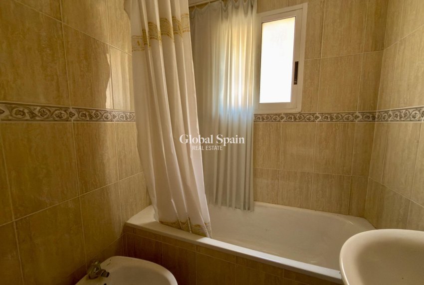 Revente - APPARTEMENT -
TORREVIEJA - Playa de los Locos