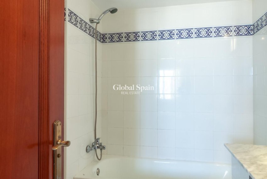 Revente - APPARTEMENT -
TORREVIEJA - Playa de los Locos