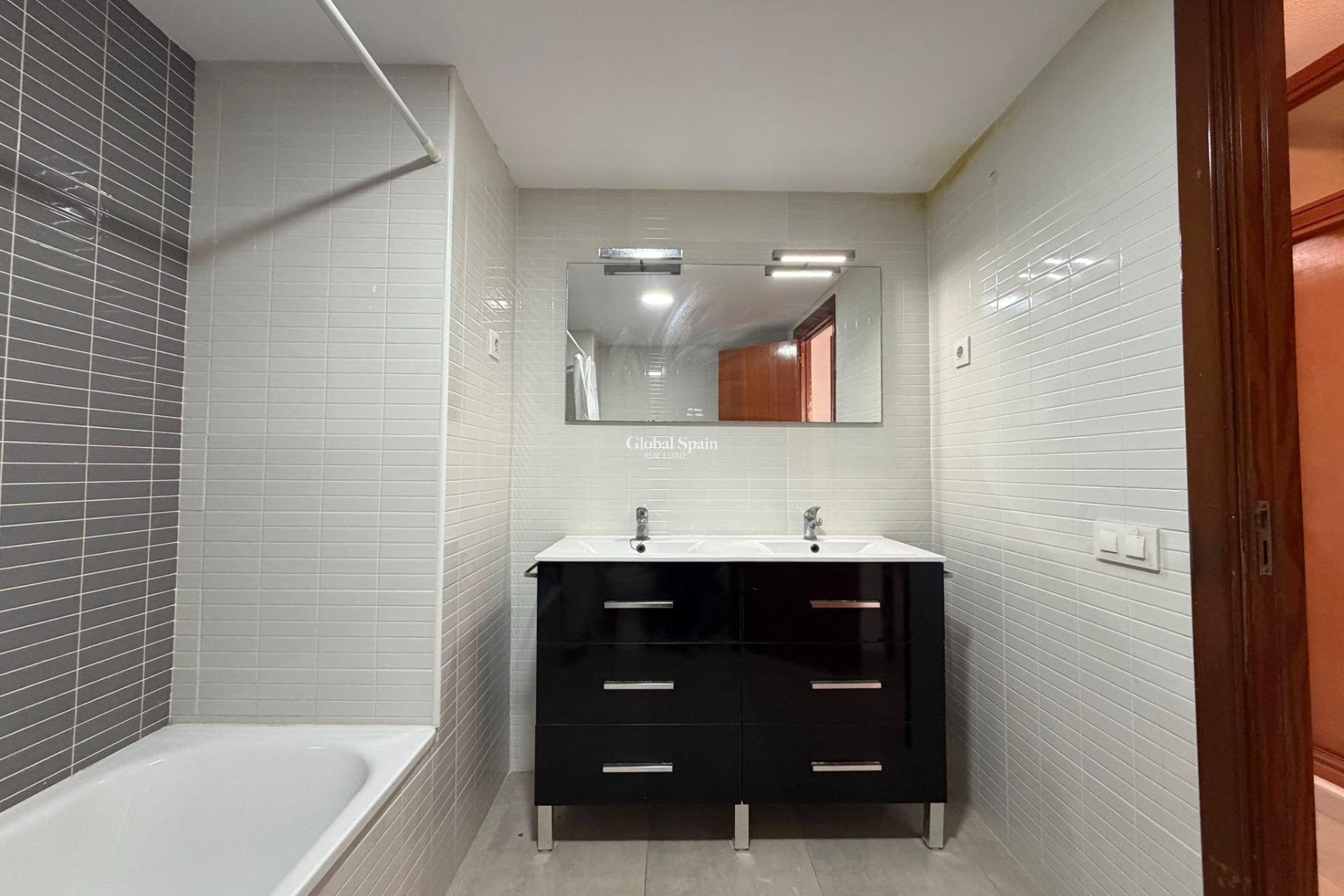 Revente - APPARTEMENT -
TORREVIEJA - Playa de los Locos