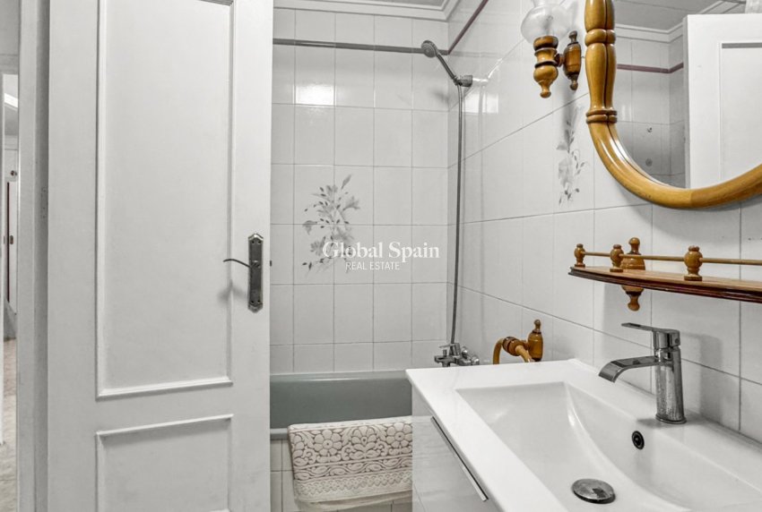 Revente - APPARTEMENT -
TORREVIEJA - Playa de los Locos