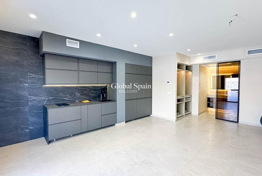Revente - APPARTEMENT -
TORREVIEJA - Playa de los Locos