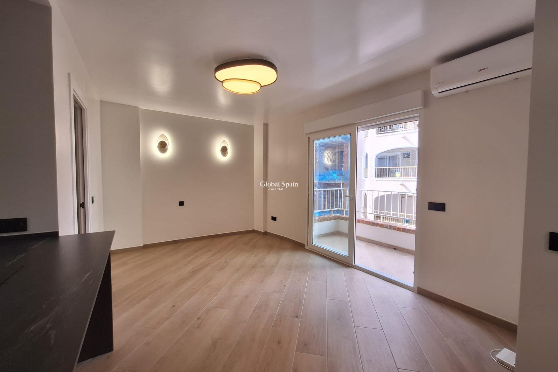 Revente - APPARTEMENT -
TORREVIEJA - Playa de los Locos