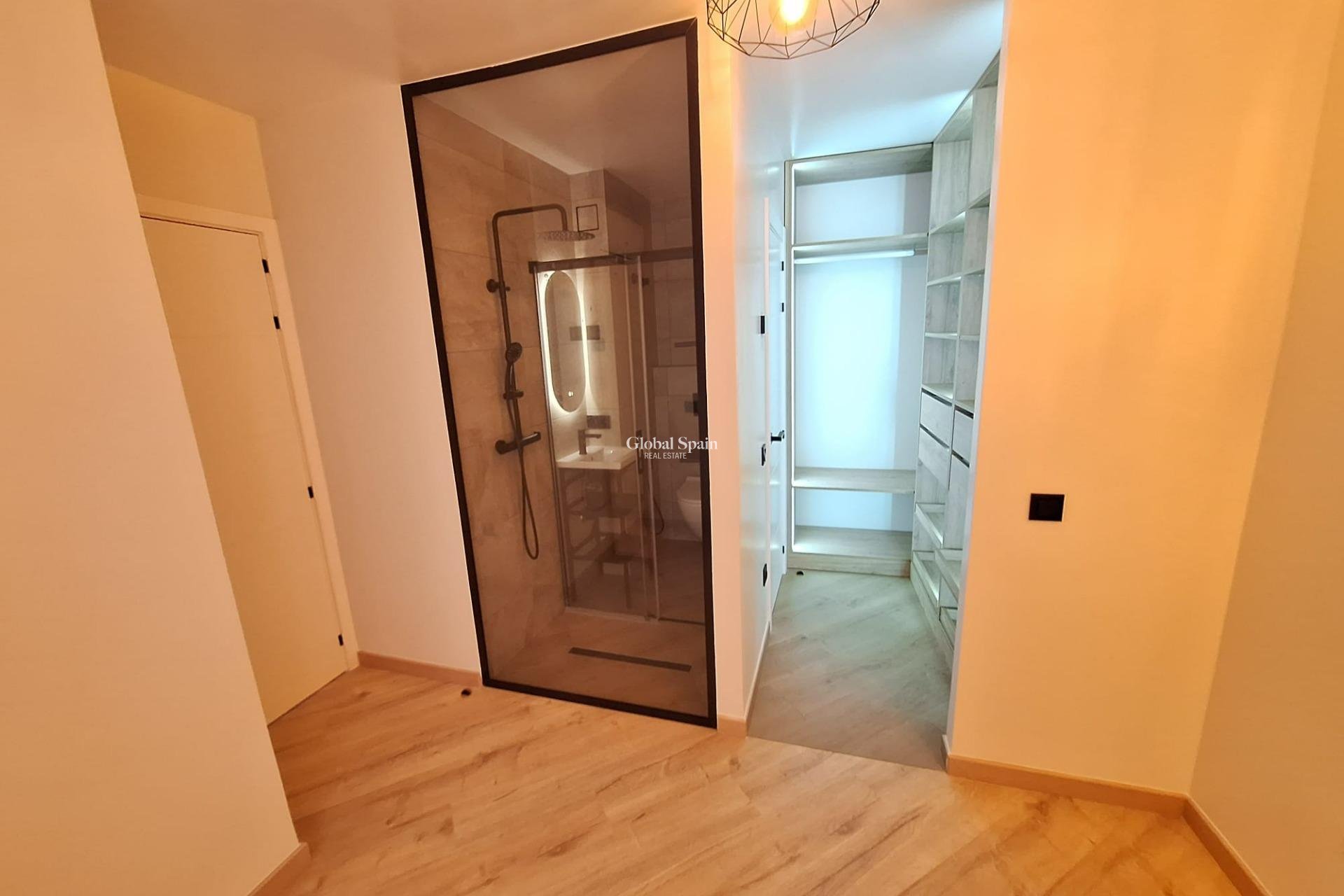 Revente - APPARTEMENT -
TORREVIEJA - Playa de los Locos