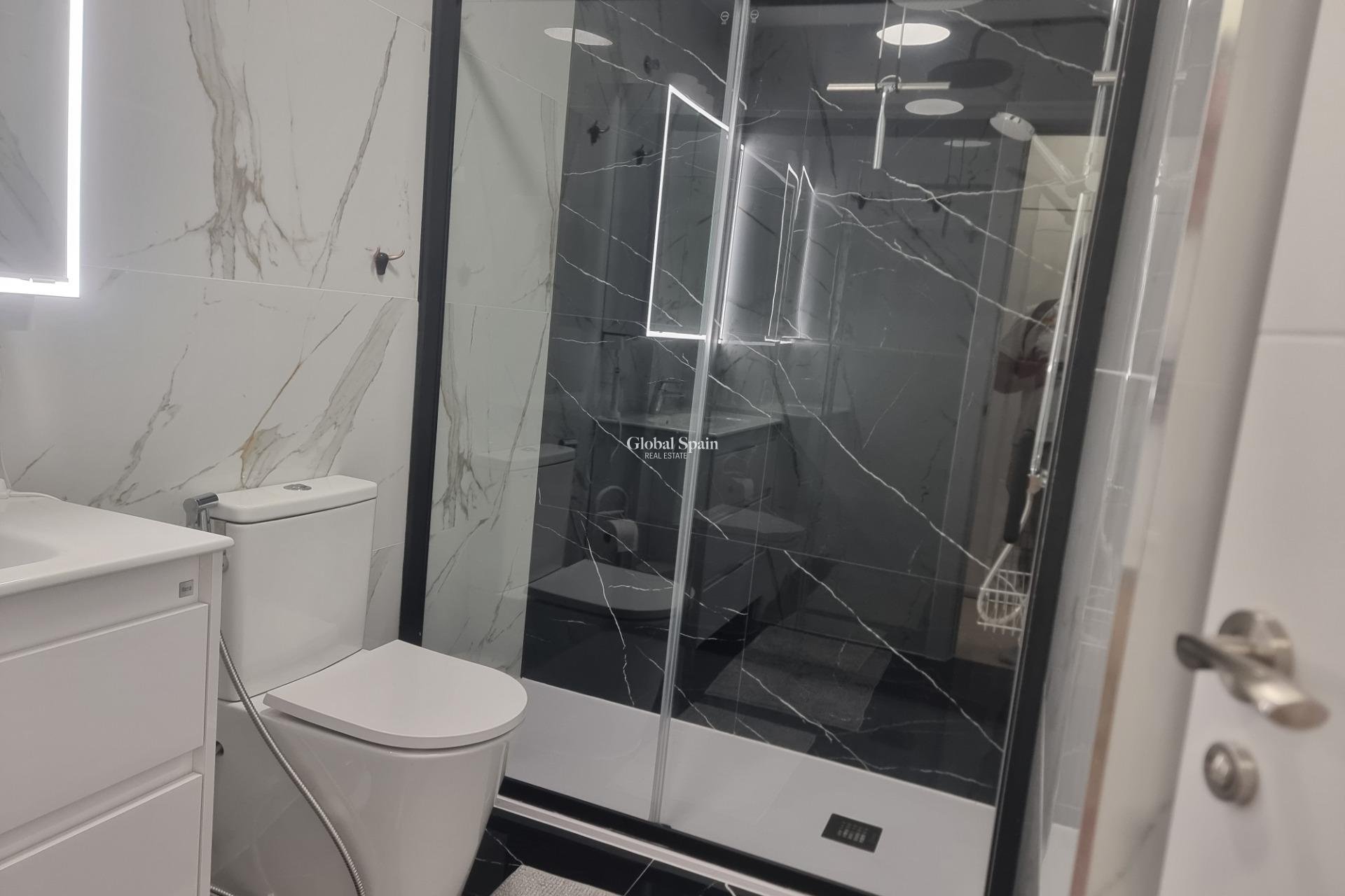 Revente - APPARTEMENT -
TORREVIEJA - Playa de los Locos