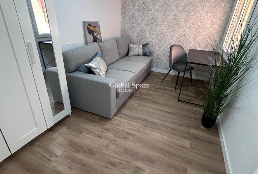 Revente - APPARTEMENT -
TORREVIEJA - Playa de los Locos