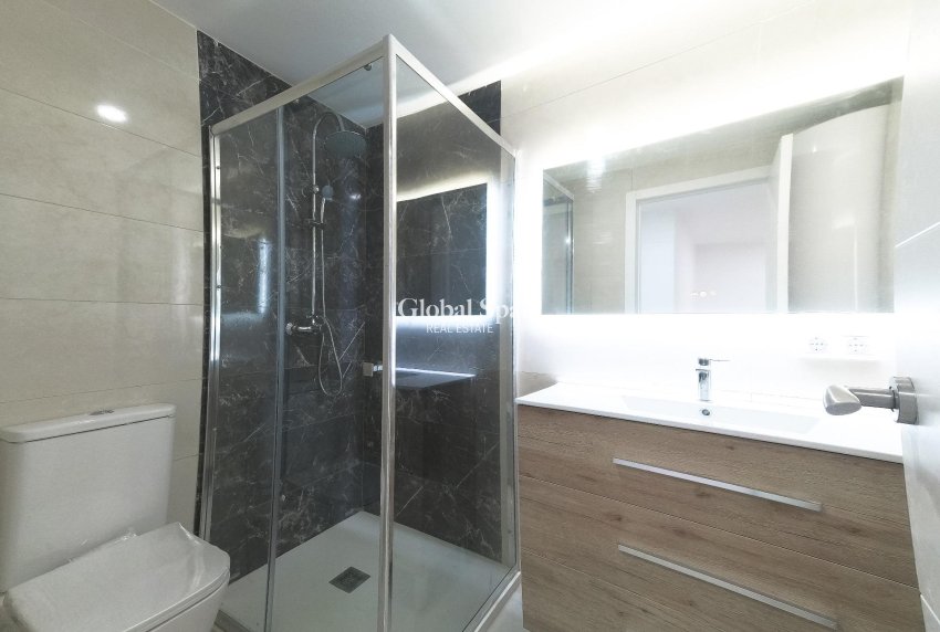 Revente - APPARTEMENT -
TORREVIEJA - Playa De Los Náufragos