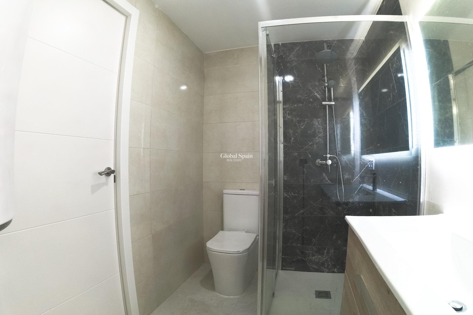 Revente - APPARTEMENT -
TORREVIEJA - Playa De Los Náufragos