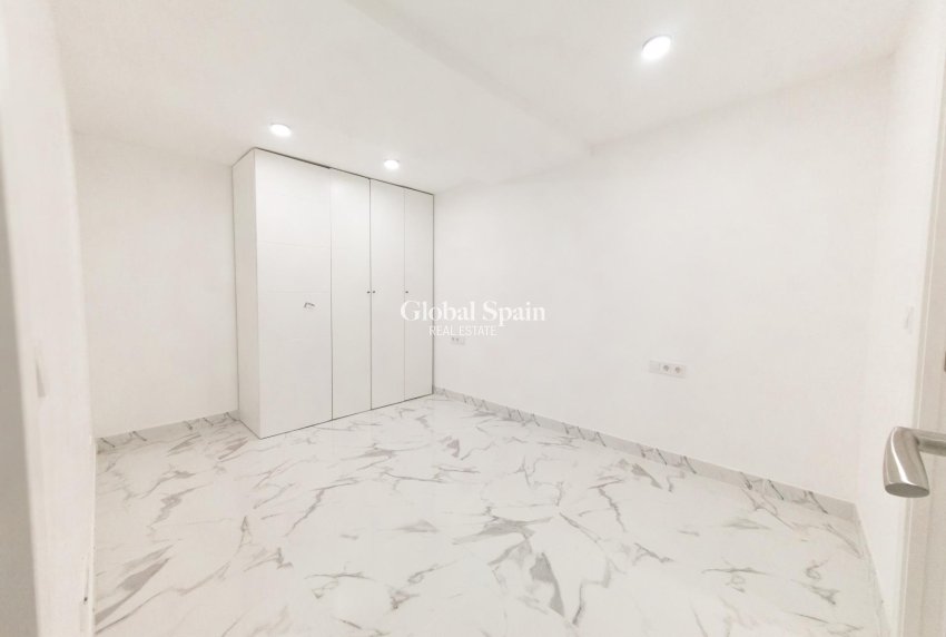 Revente - APPARTEMENT -
TORREVIEJA - Playa De Los Náufragos